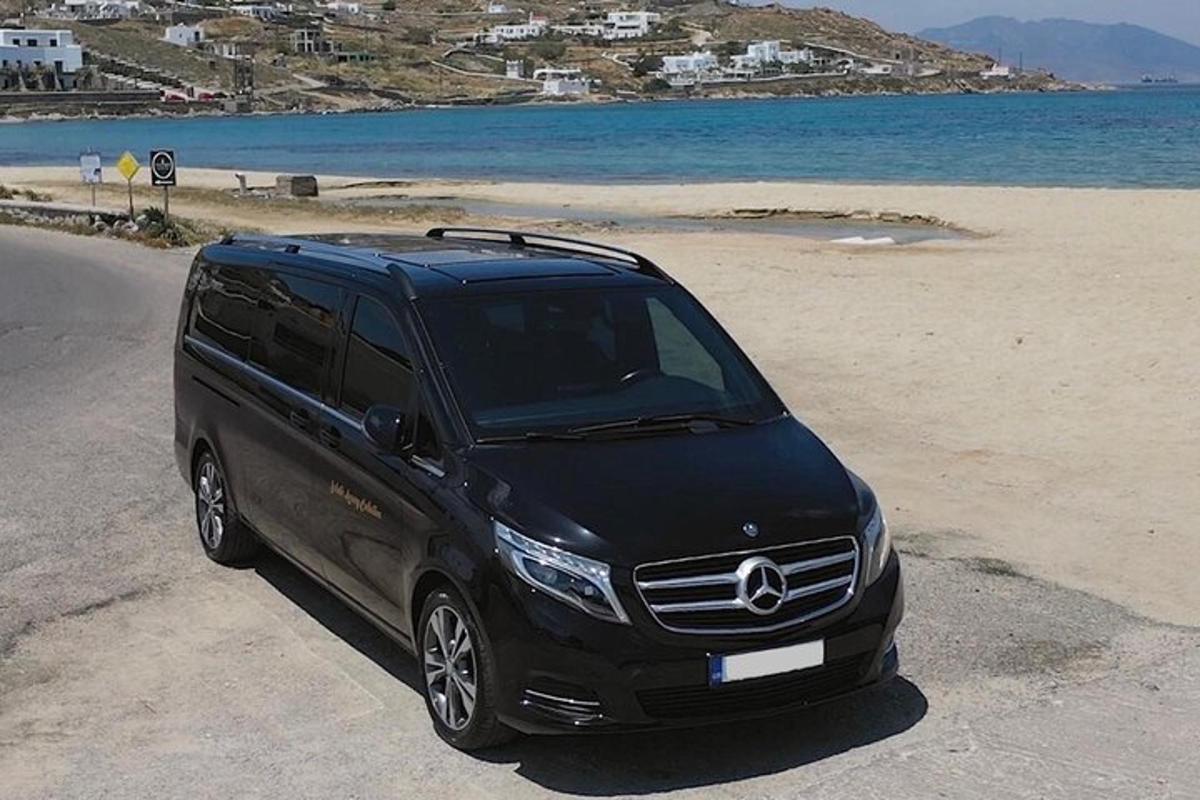 en svart Mercedes-Benz-lastebil parkert på en strand