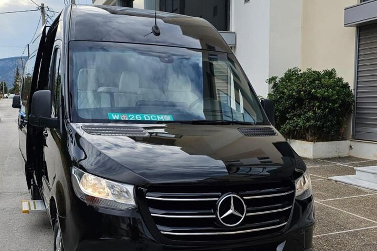 un furgone Mercedes Benz parcheggiato in un parcheggio