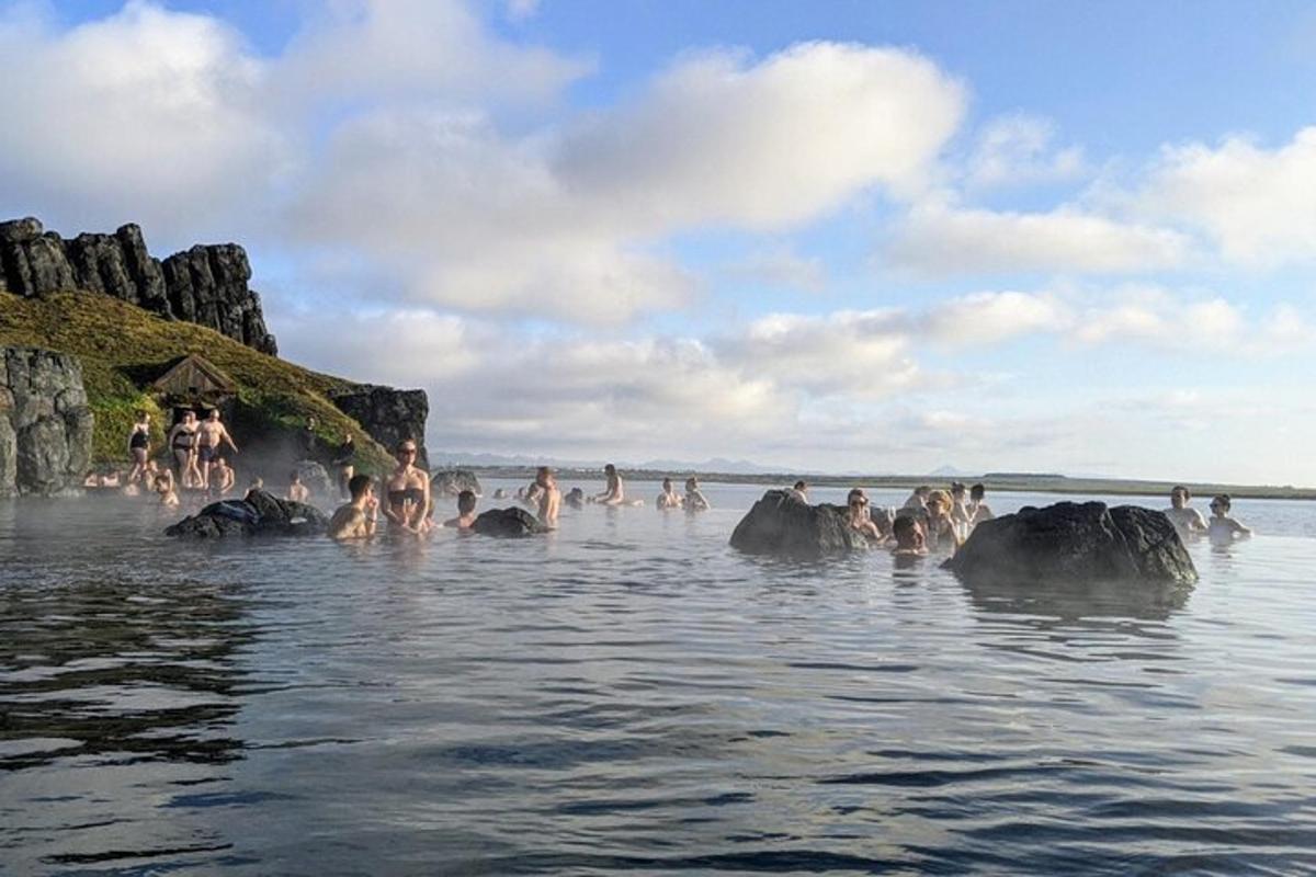 sekumpulan orang berenang di dalam air