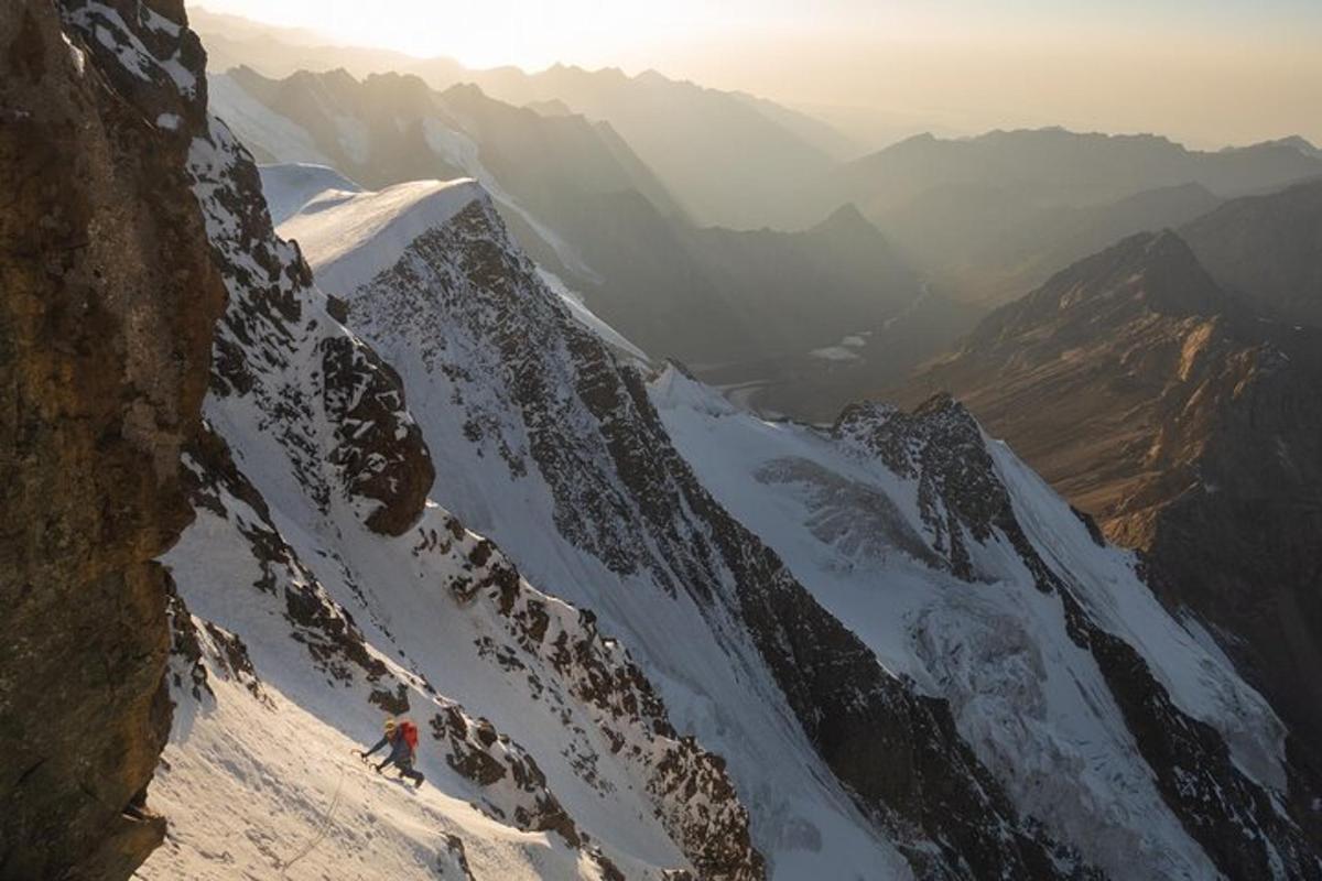 Dos personas en una montaña con nieve.