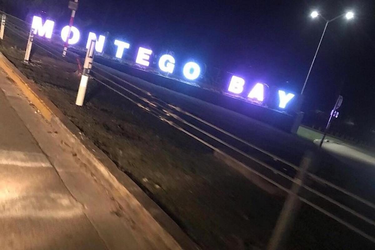 uma rodovia à noite com uma placa de neon