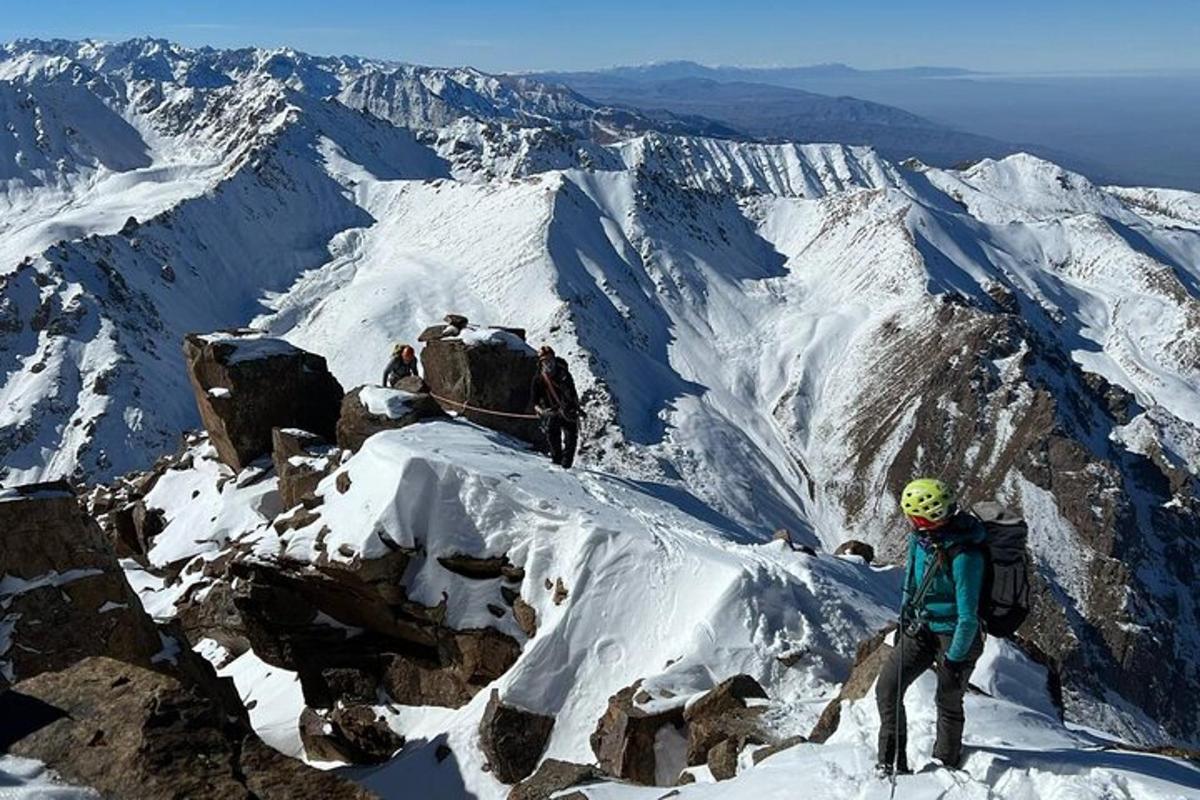una persona parada en la cima de una montaña