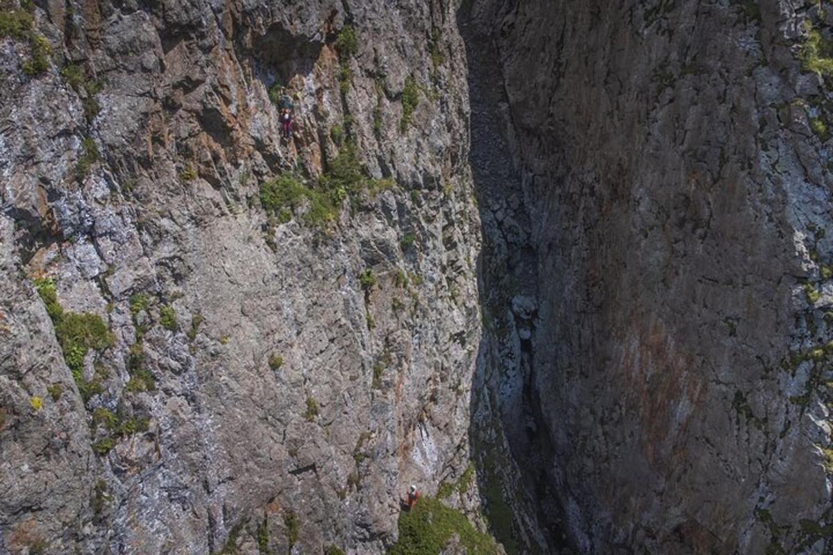 una vista aérea de una montaña rocosa