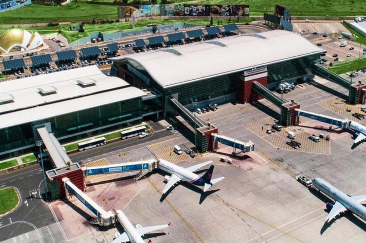 un aeroport amb dos avions aparcats davant