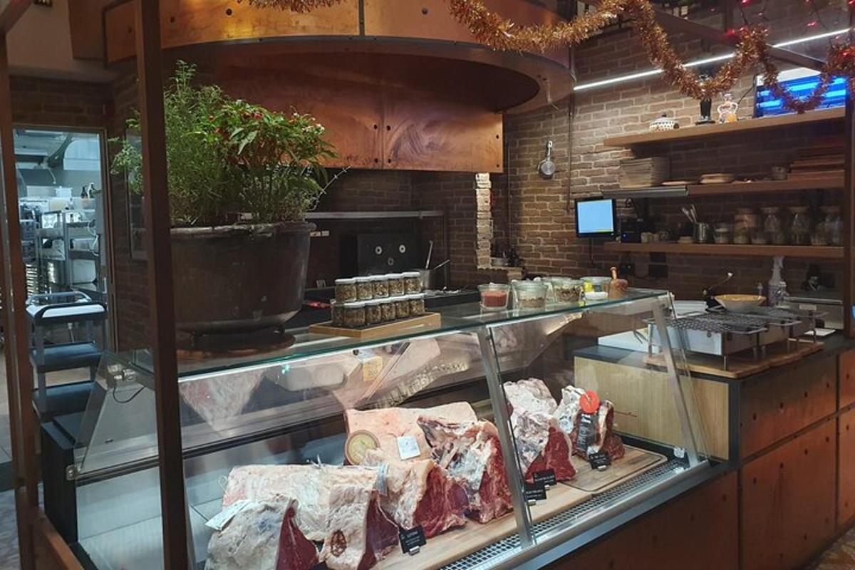 Una vitrina en un restaurante con carne en exposición.