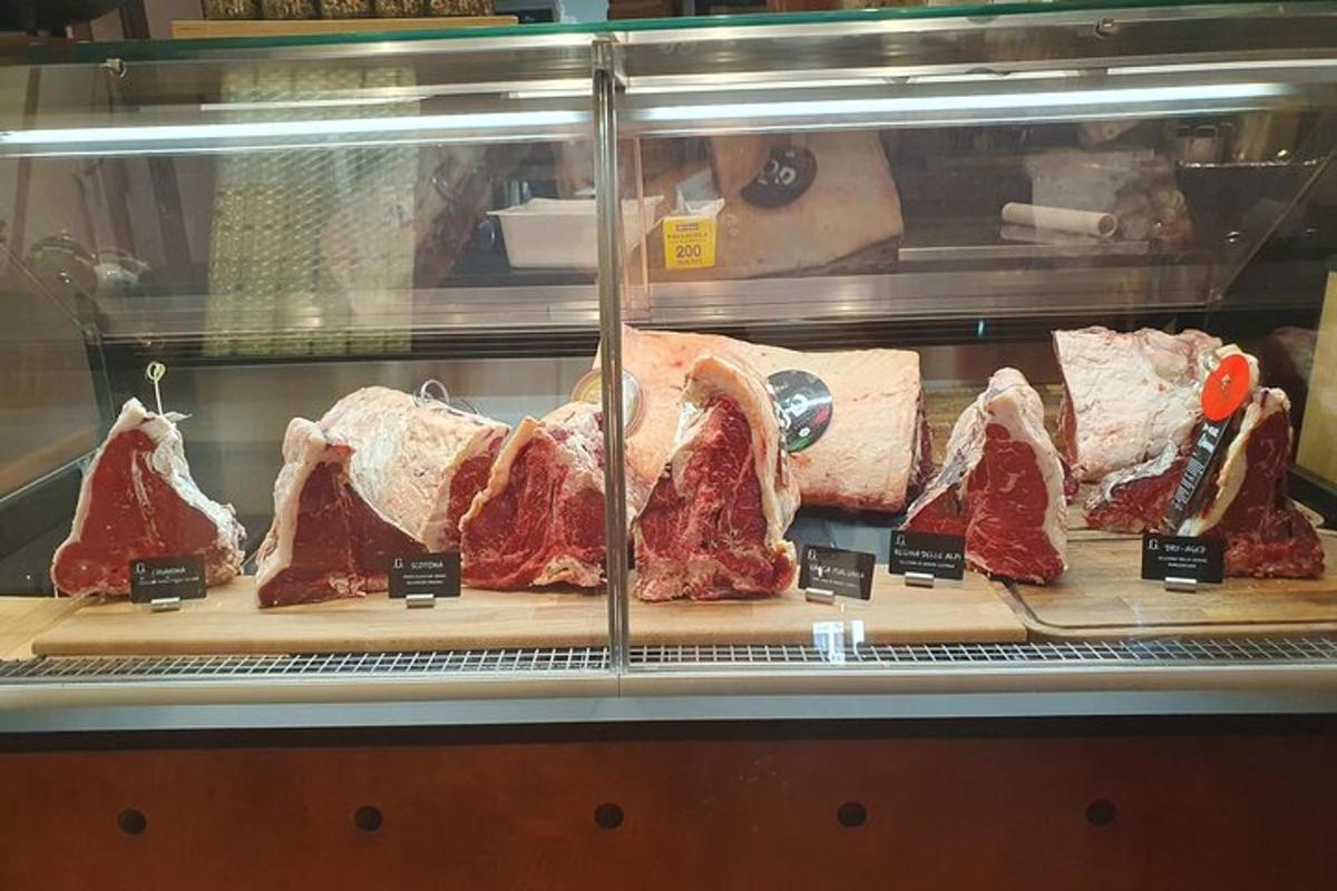 una vitrina con diferentes tipos de carne