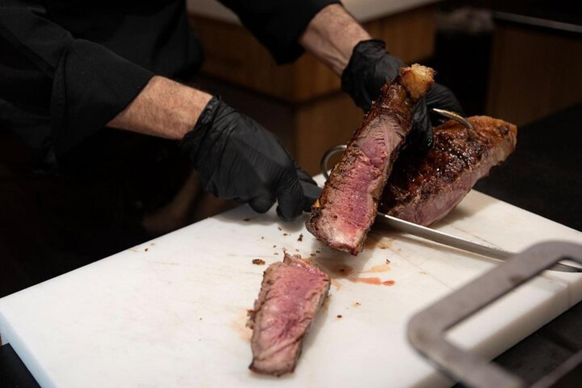 una persona cortando un trozo de carne con un cuchillo