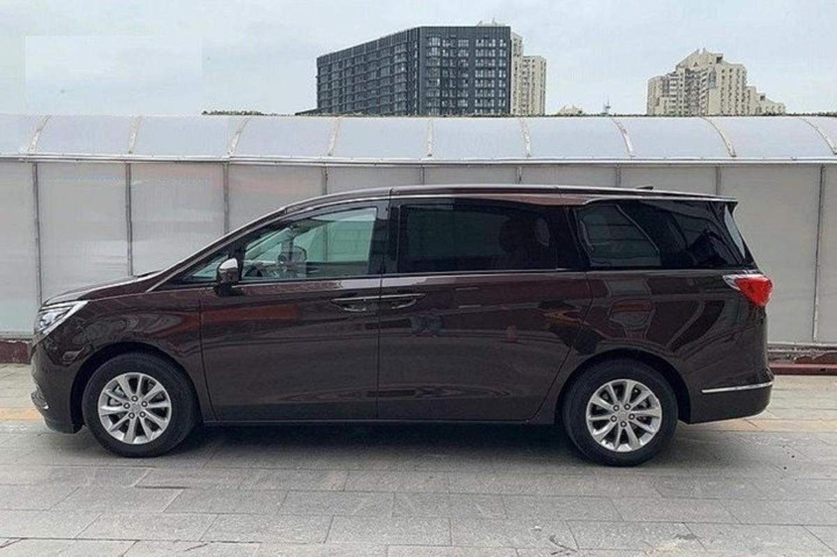un'auto nera parcheggiata in un parcheggio
