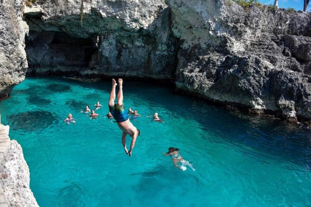 особа која скаче у базен у води
