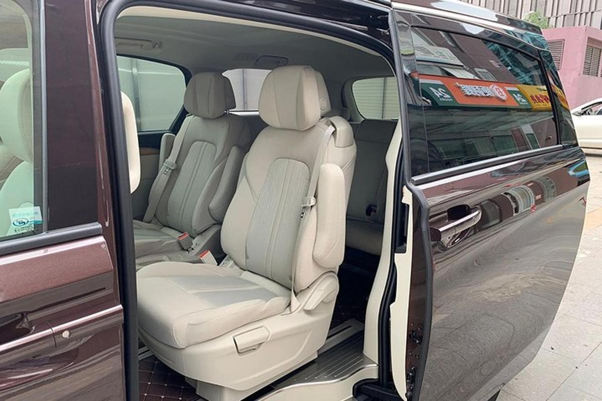 un retro scoperto di un minivan con le portiere aperte