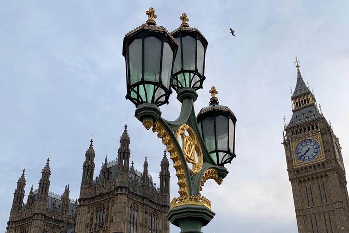 Una farola frente al Big Ben y una torre de reloj