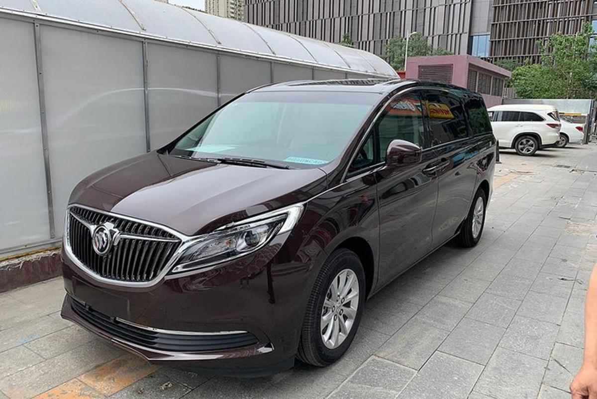un SUV nero parcheggiato in un parcheggio