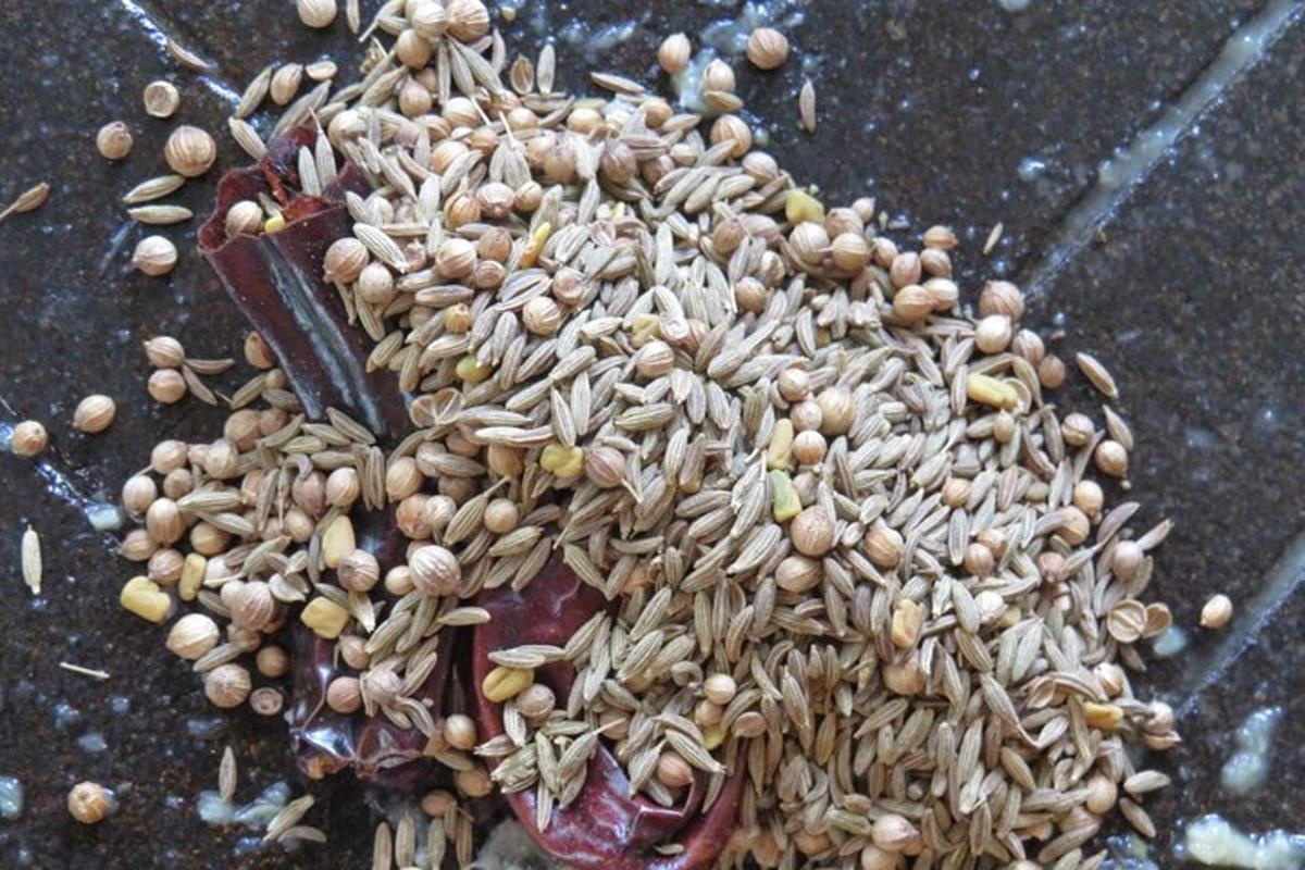 Un montón de nueces en el suelo