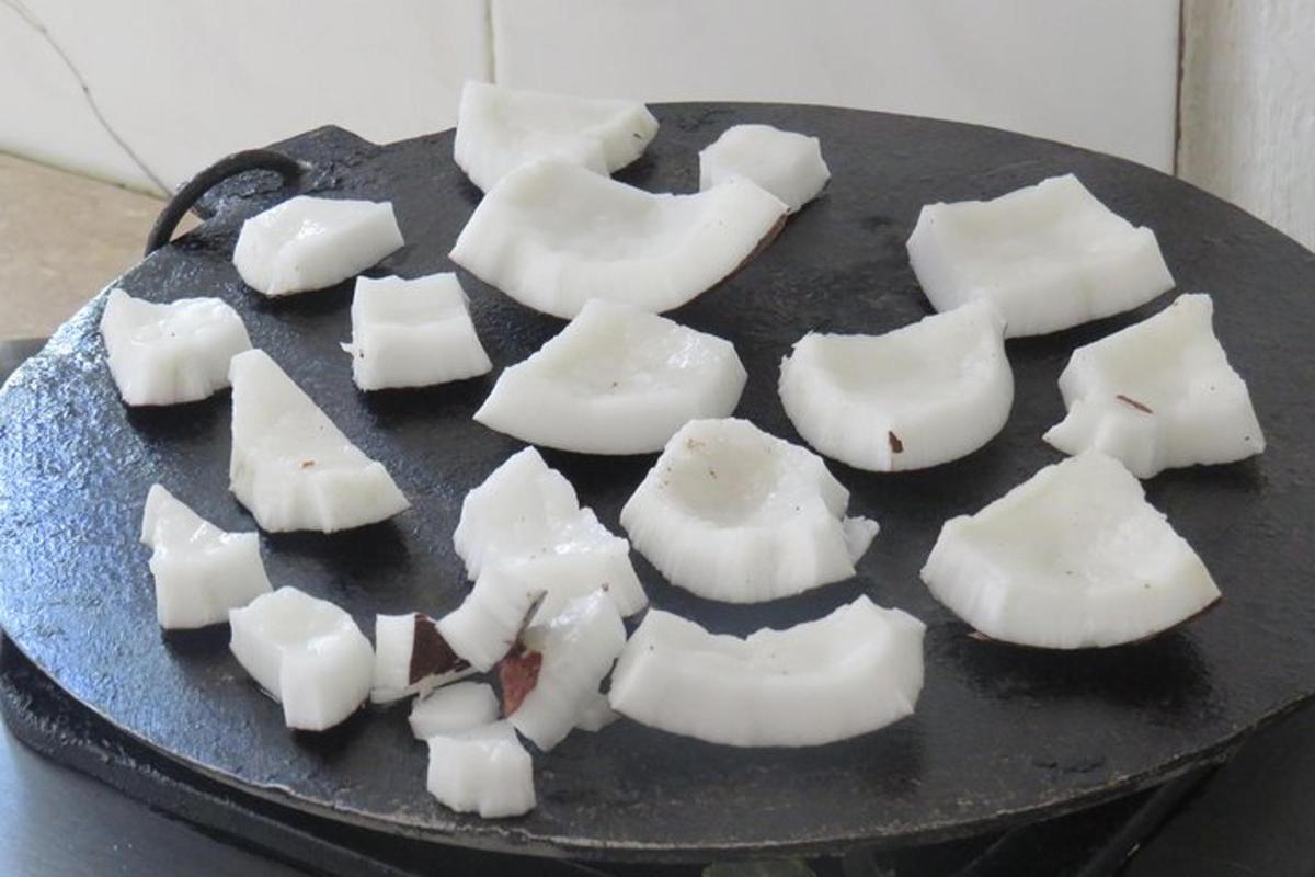 Un plato negro con algo de comida blanca encima.