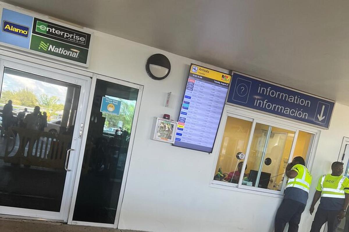 kaks inimest seisavad immigratsioonibüroo ees