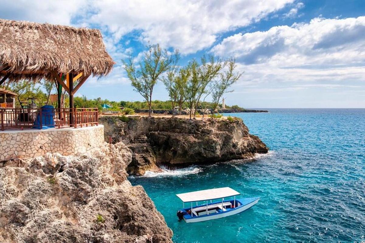 una barca in acqua accanto a un resort