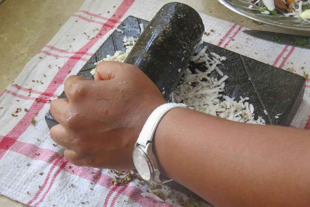 una persona sosteniendo una espátula sobre una mesa