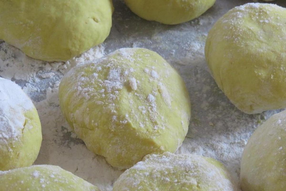 Un grupo de donas con azúcar en polvo sobre una mesa.