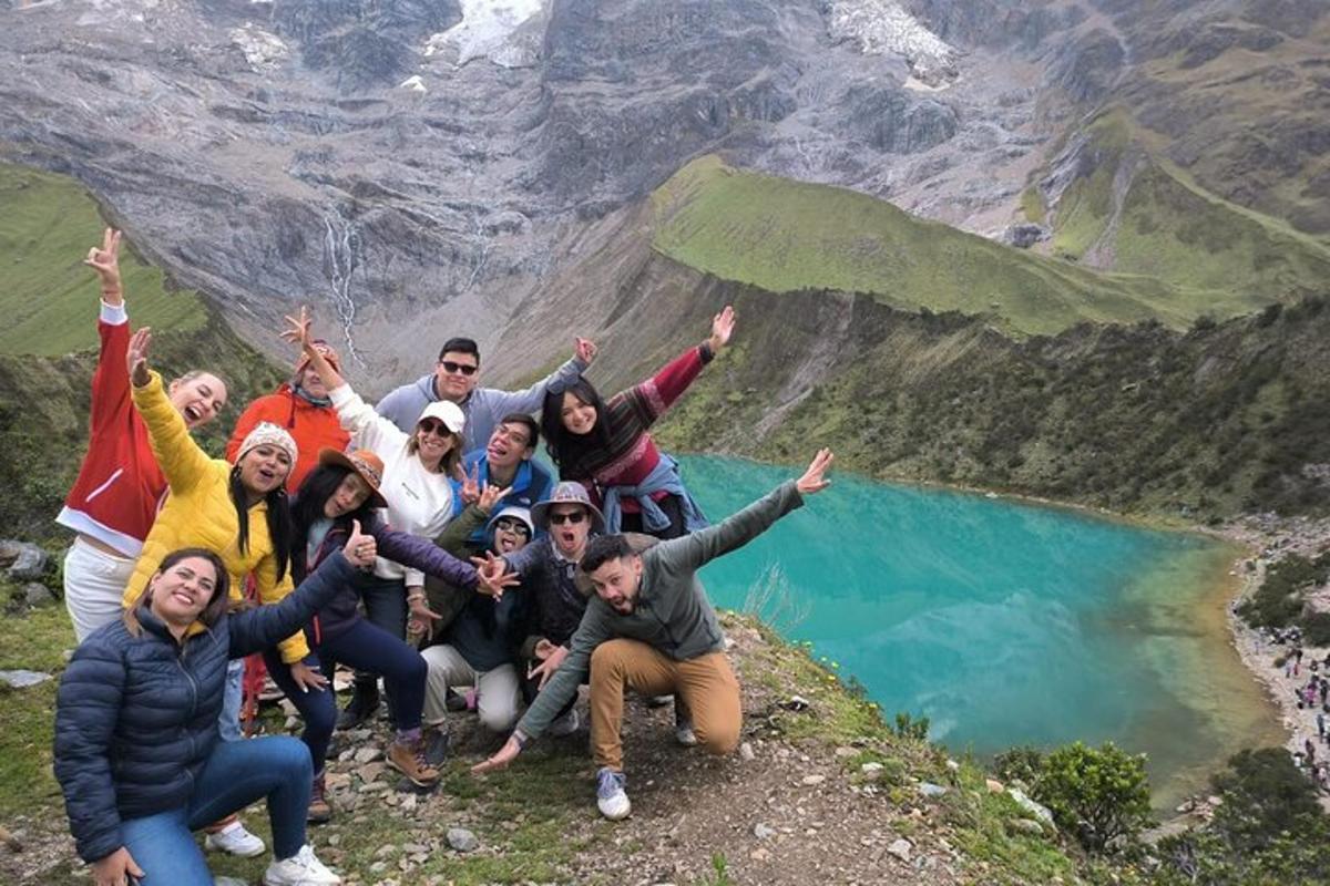 sekelompok orang berpose di puncak gunung