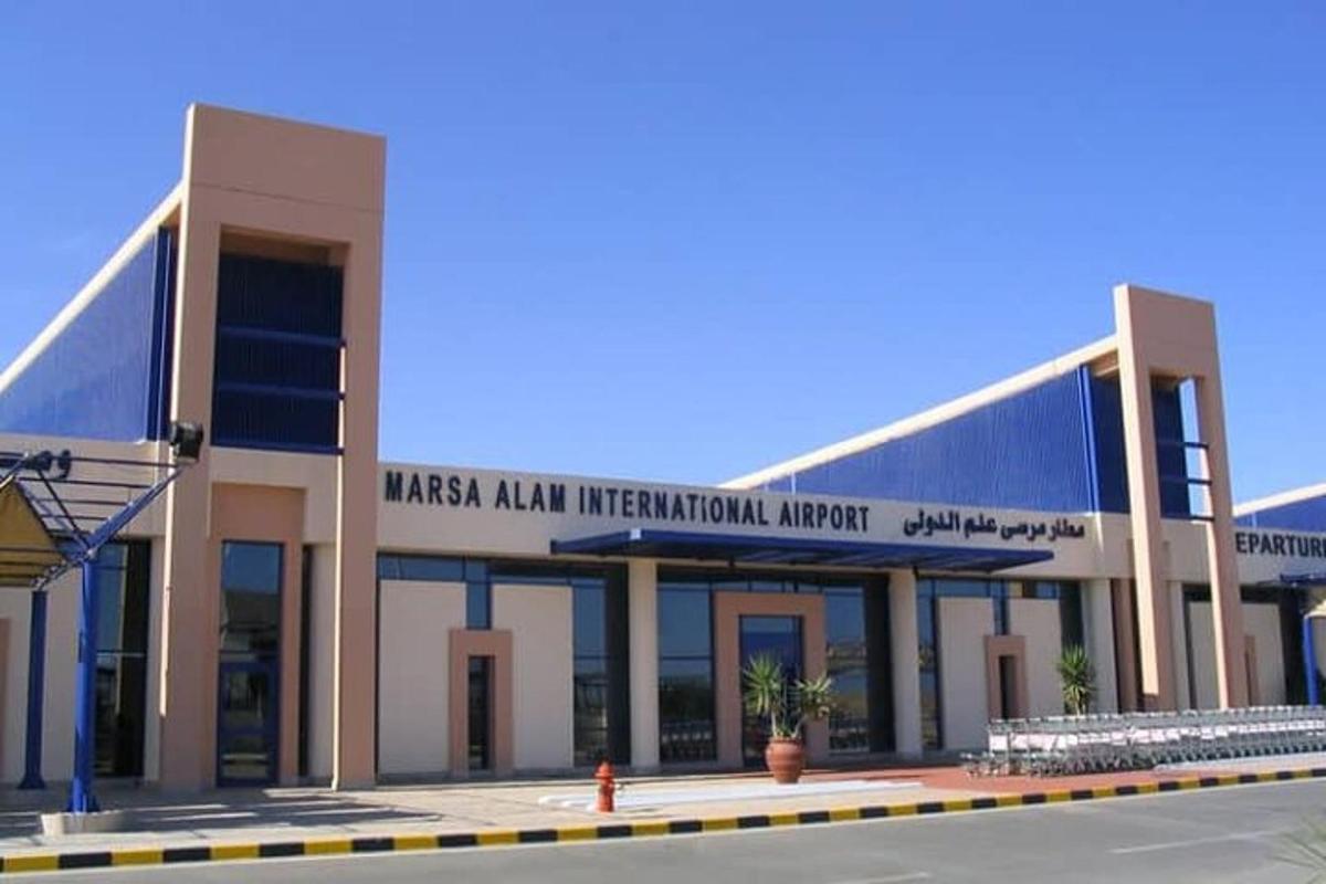 un edifici amb un rètol que diu Aeroport Internacional Mass Ashazi