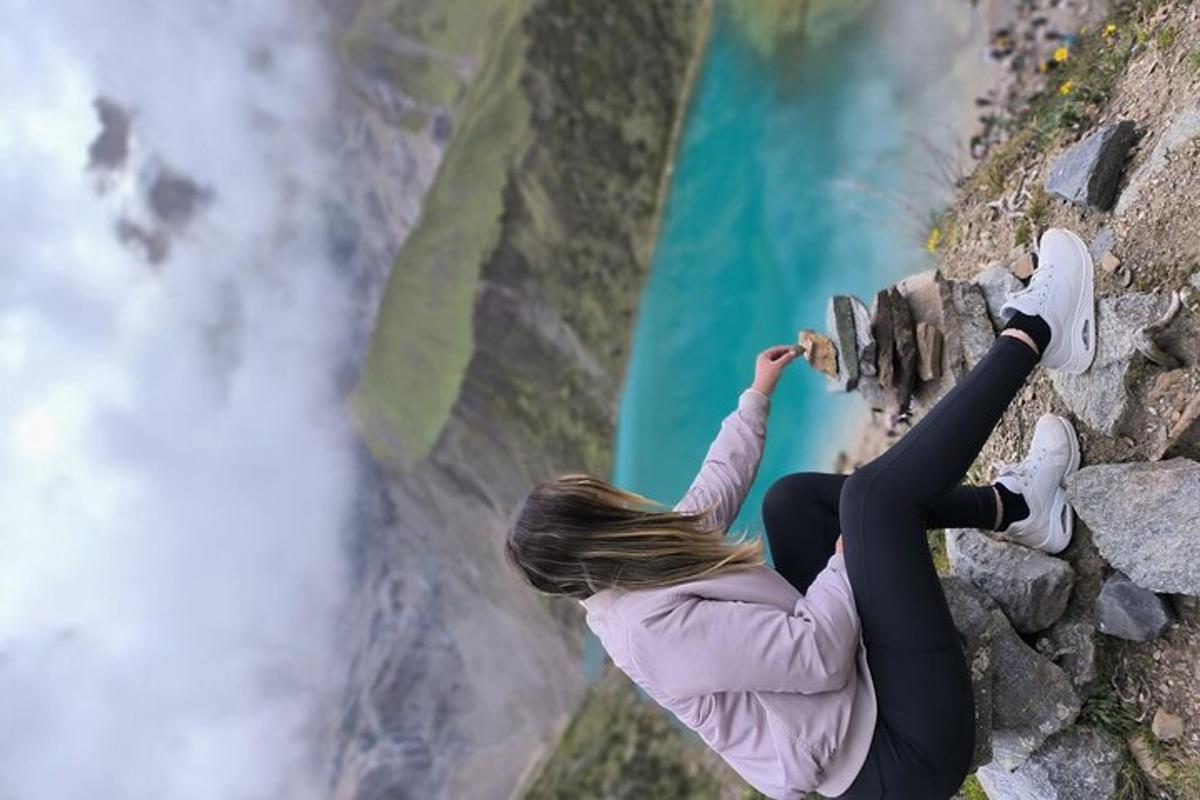 seorang gadis sedang mendaki gunung dengan skateboard