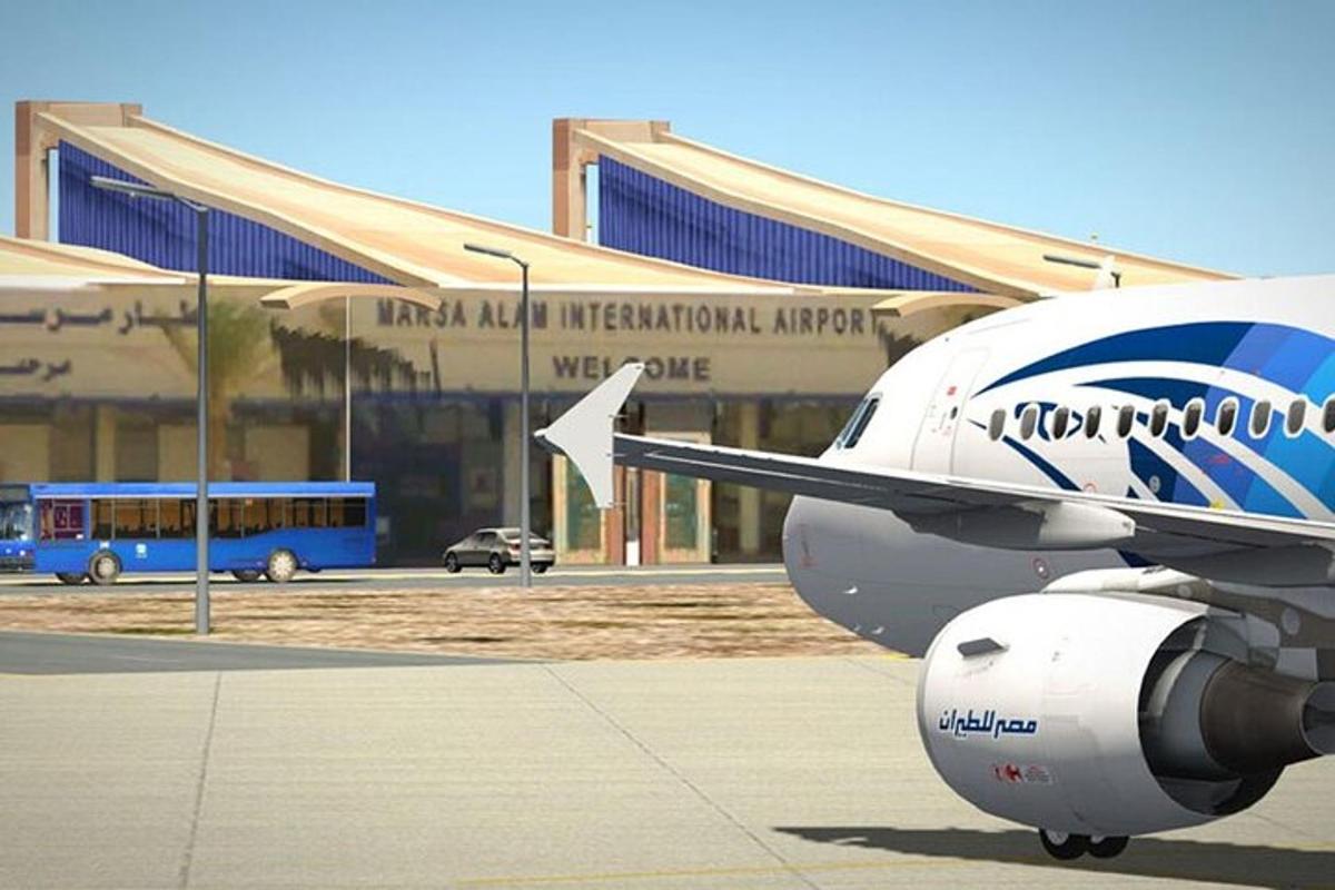 un avió està aparcat davant d'un edifici