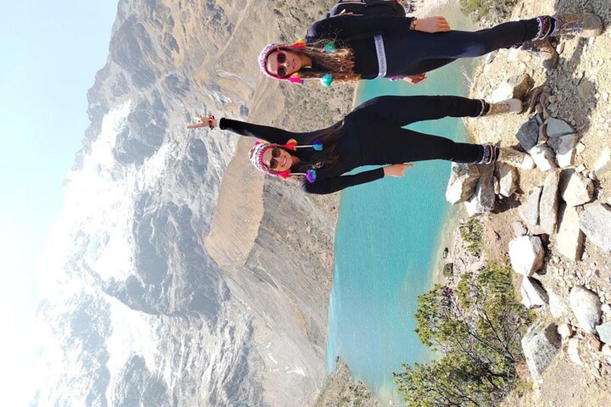 dua wanita berdiri di sisi gunung