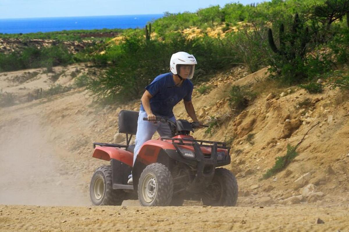 mees sõidab ATV-ga mööda kruusateed