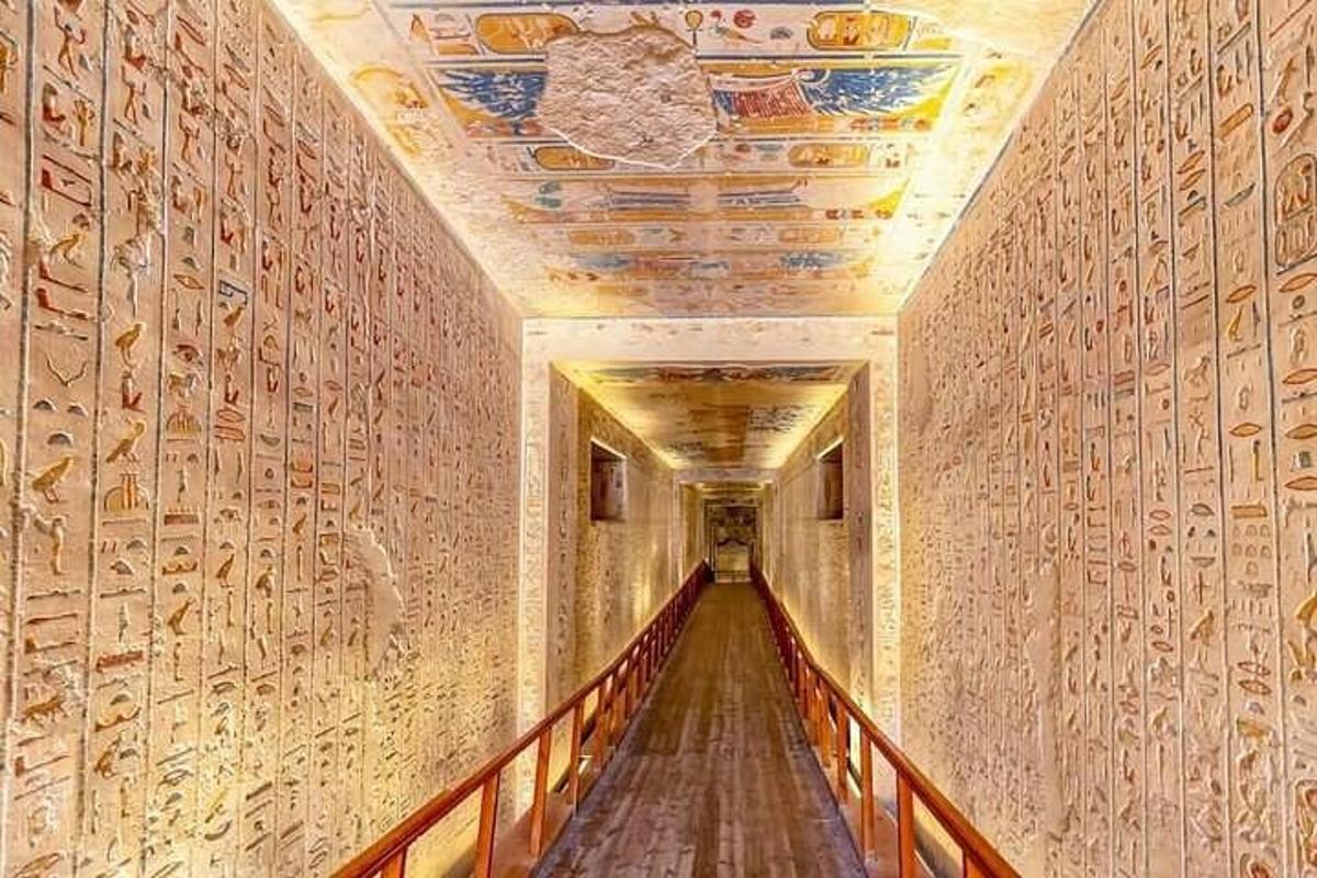 un passadís amb pintures a les parets d'un edifici