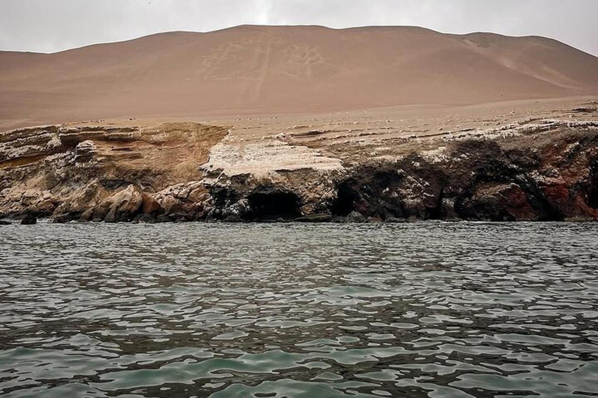 vatn með fjalli í bakgrunni