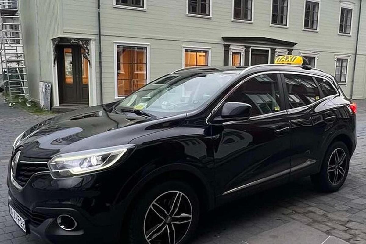 černé chytré auto zaparkované před budovou