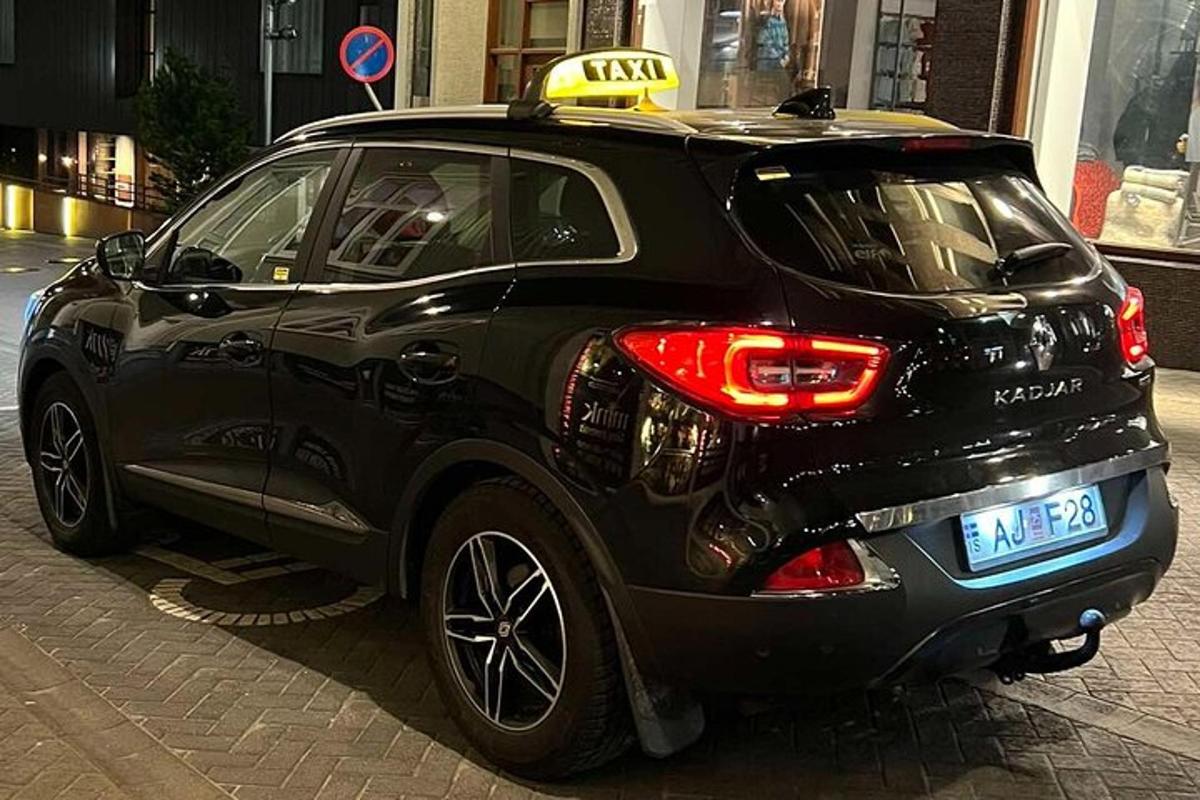 un'auto nera parcheggiata sul ciglio di una strada