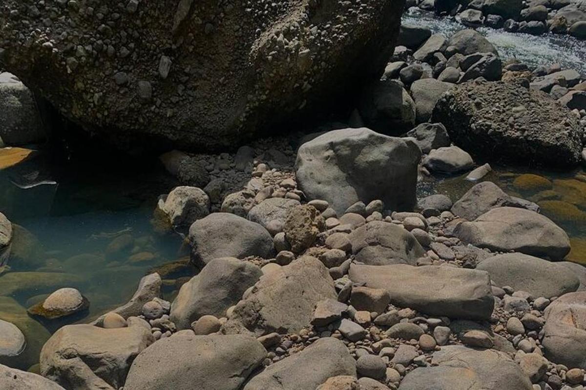 un gruppo di rocce e acqua su un fiume