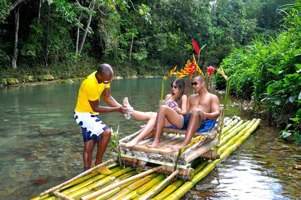 Un grupo de personas sentadas en una balsa en el agua.