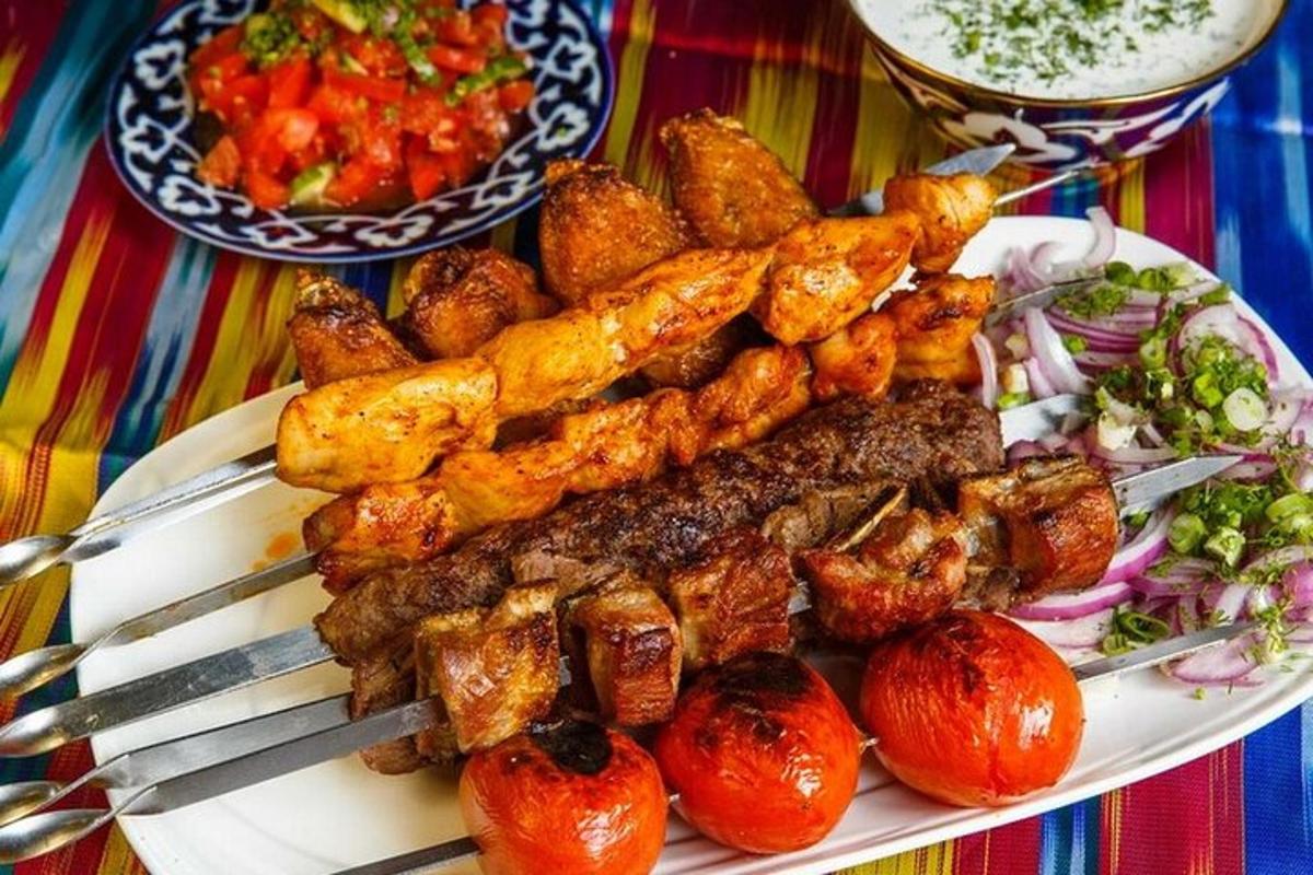 een bord met eten met vlees en groenten op een tafel