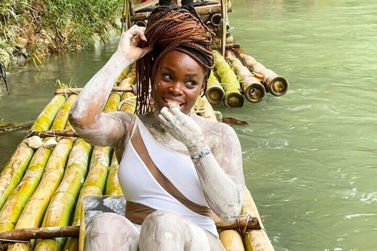una mujer sentada en una balsa en el agua