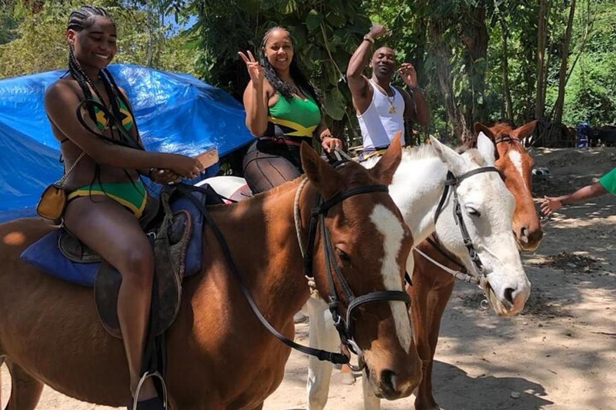 un gruppo di persone a cavallo