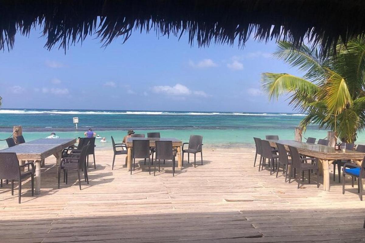 una spiaggia con tavoli e sedie e l'oceano