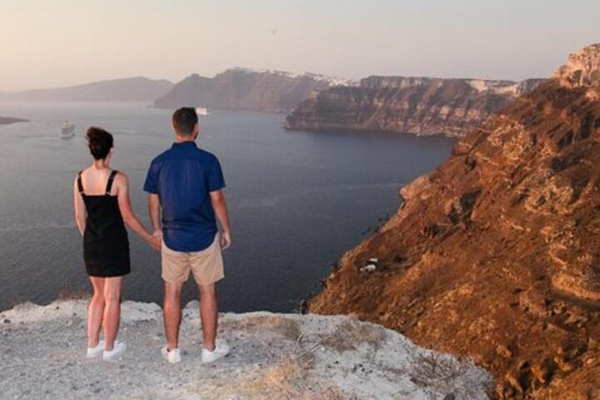 un uomo e una donna in piedi sulla cima di una montagna