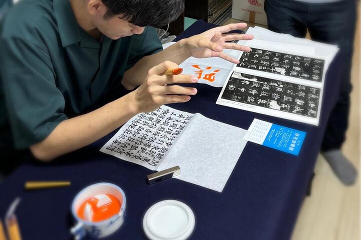 muž sedící u modrého stolu s klávesnicí