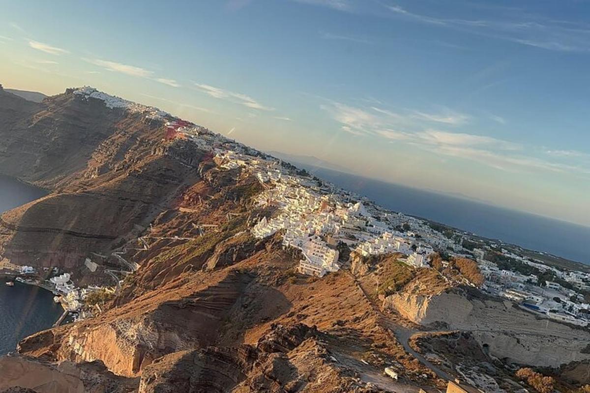 μια εναέρια άποψη ενός βουνού δίπλα στον ωκεανό