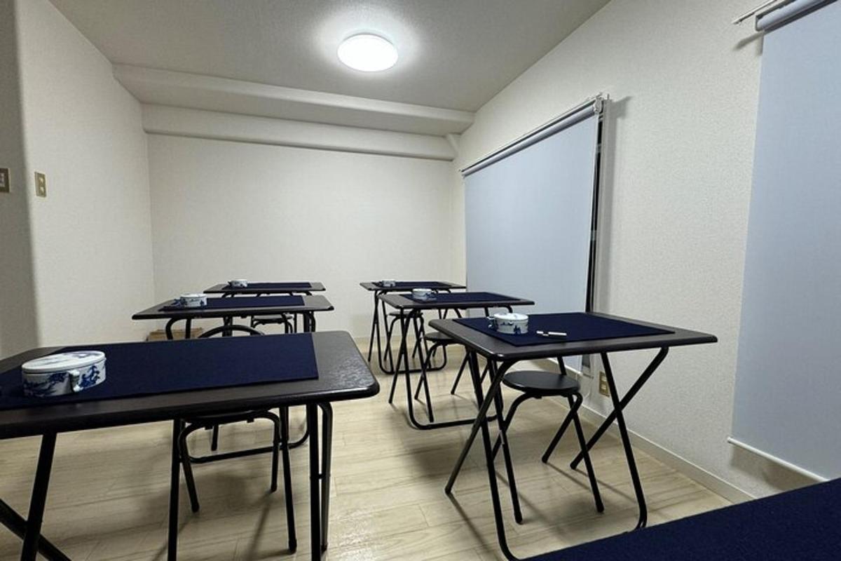 una fila di tavoli in una stanza con una finestra