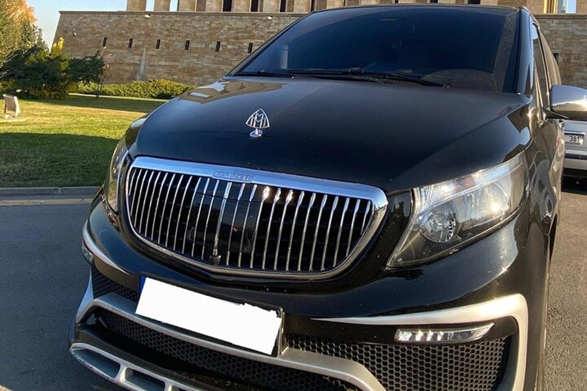un'auto nera è parcheggiata in un parcheggio