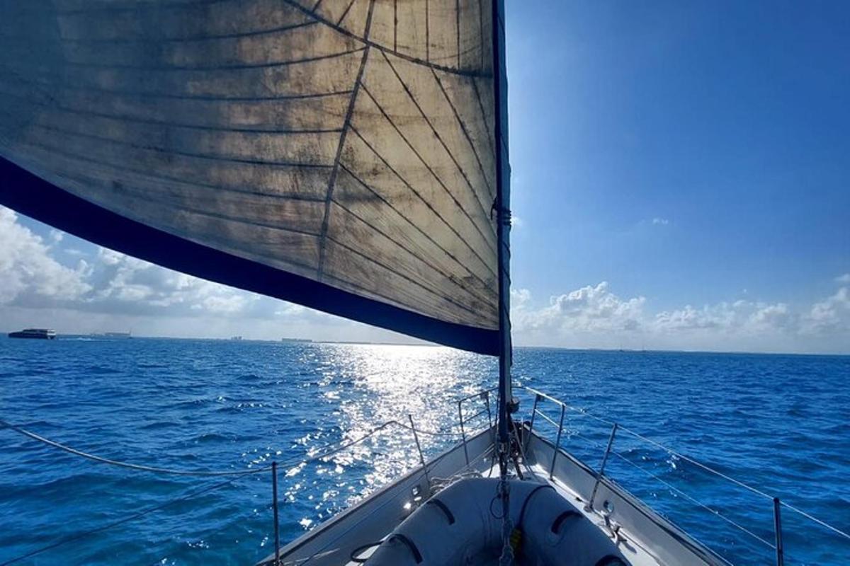 pogled z zadnje strani čolna v oceanu