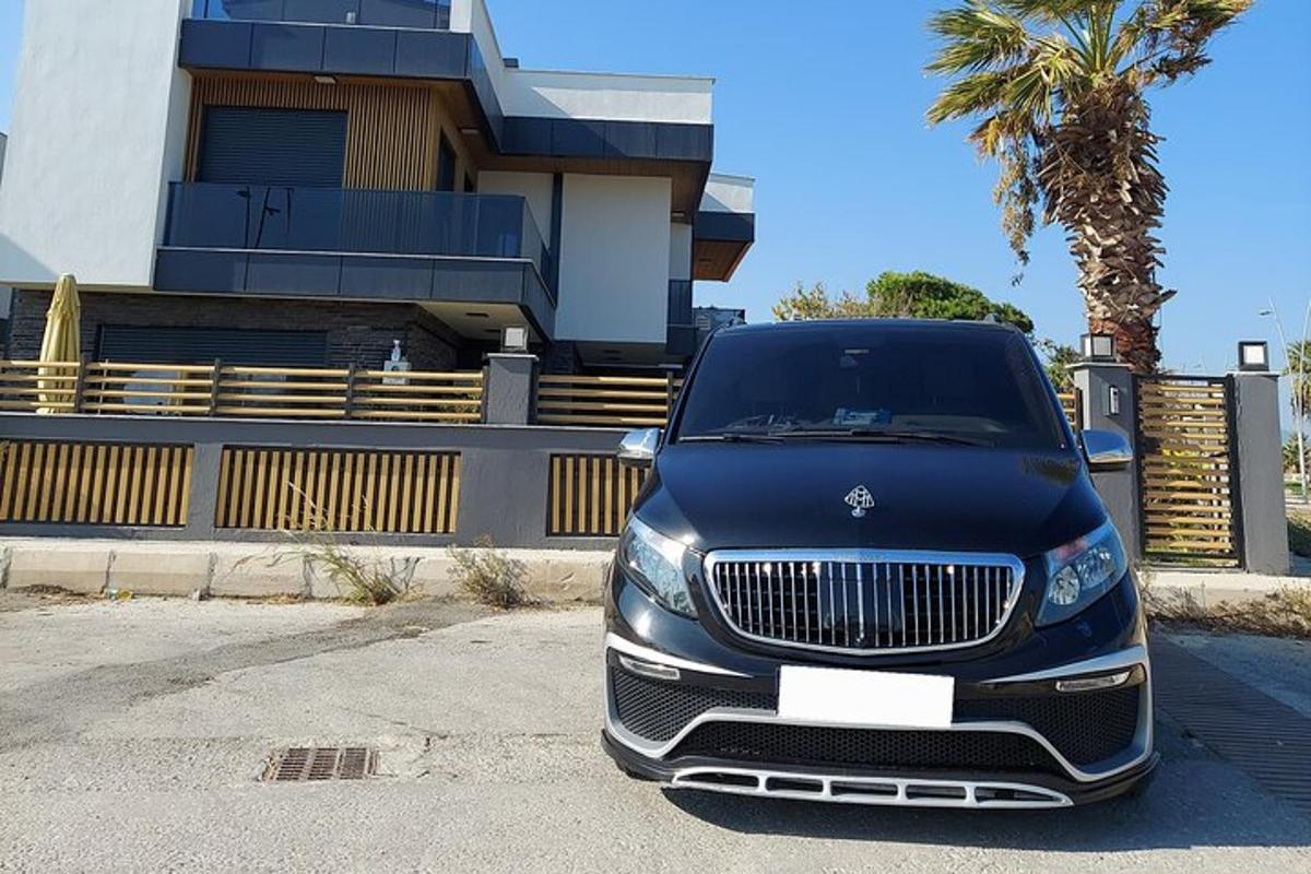 černé auto zaparkované před budovou