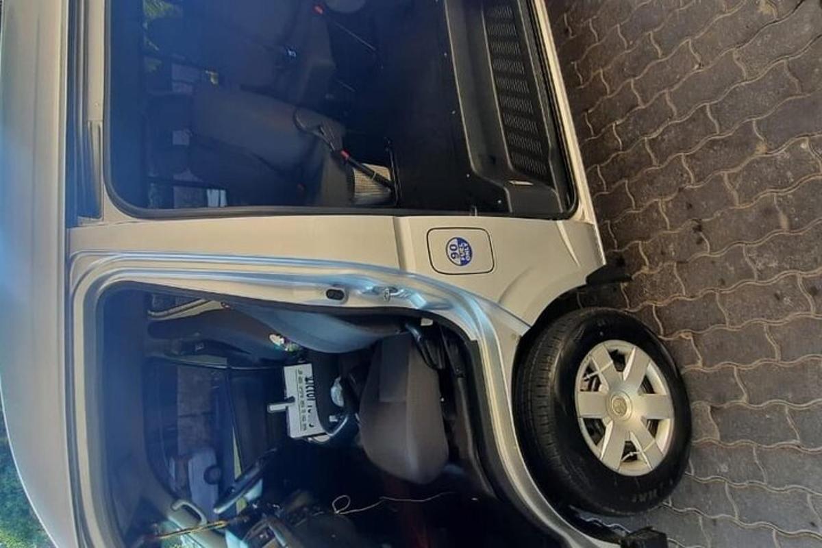 un primo piano di un'auto con la portiera aperta