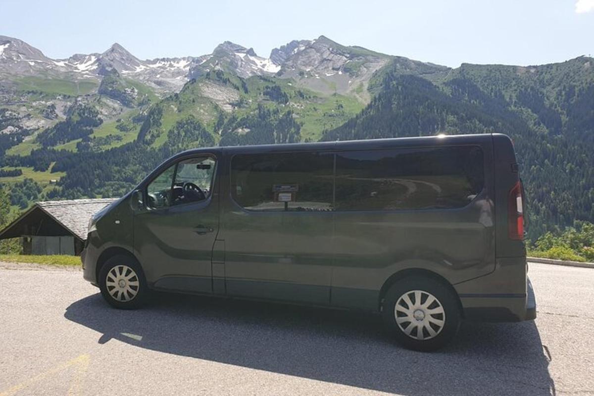 uma van verde estacionada em frente a uma montanha