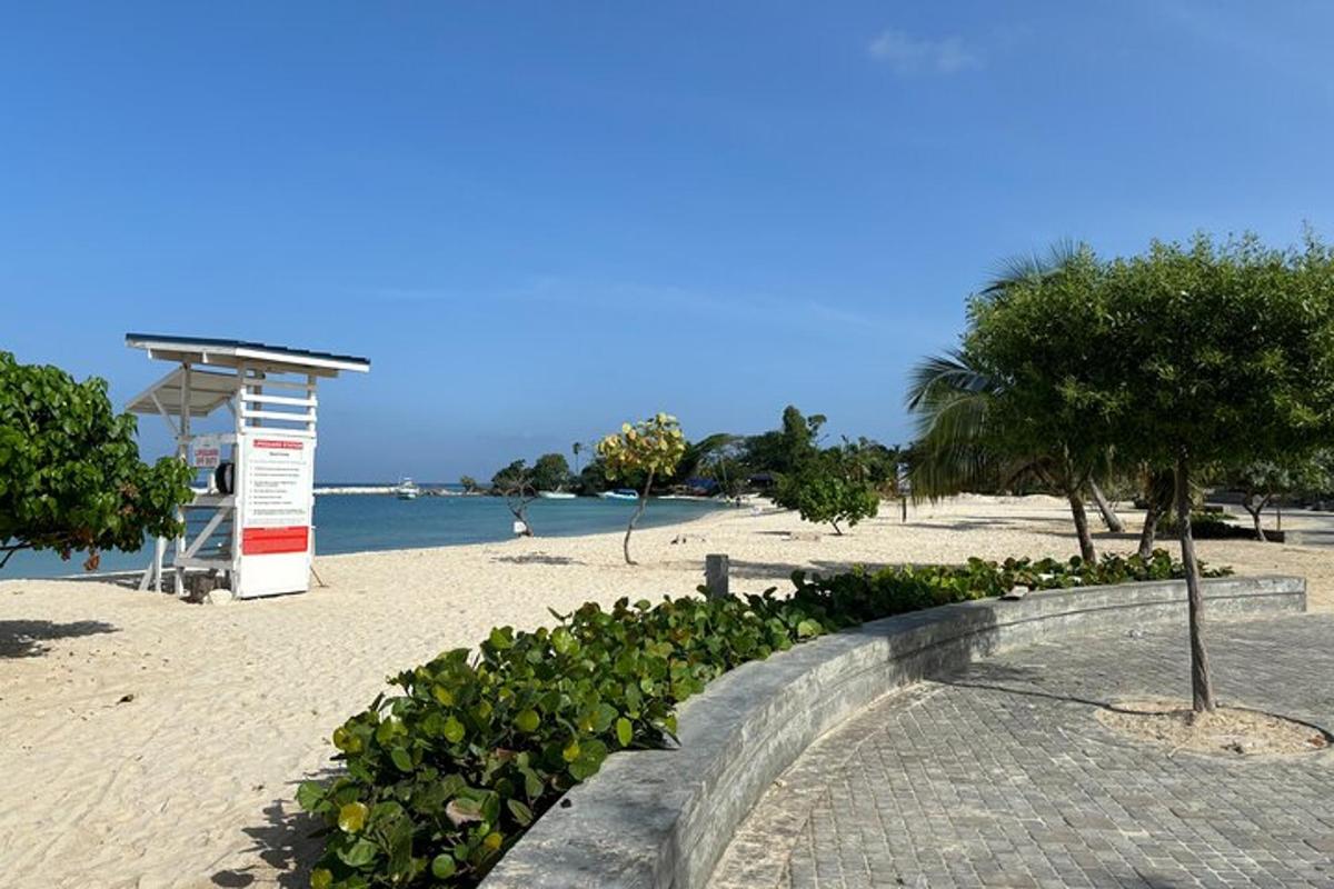 pantai berpasir dengan pos penjaga pantai dan laut