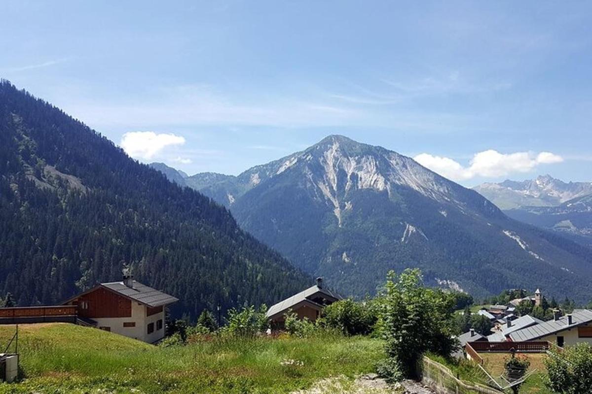 Una vista de una cadena montañosa con casas y montañas.