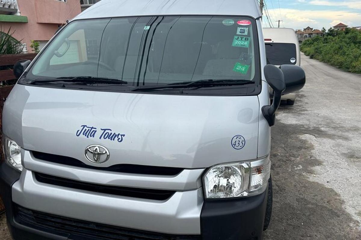 en vit skåpbil parkerad på en parkeringsplats